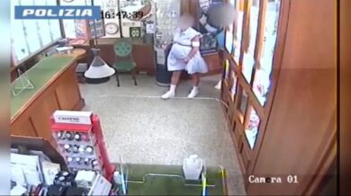 Furto da 40mila euro: si finge incinta e i complici distraggono la titolare
