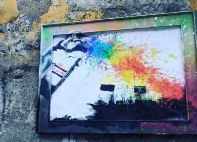 “Cacca Larentia”, l’opera della street artist fa infuriare Fratelli d’Italia