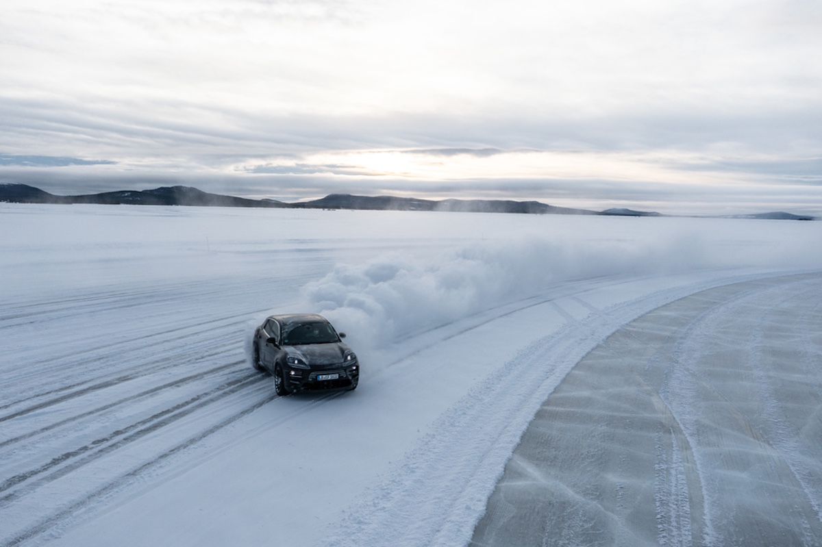 Porsche, ultimi test per la Macan completamente elettrica