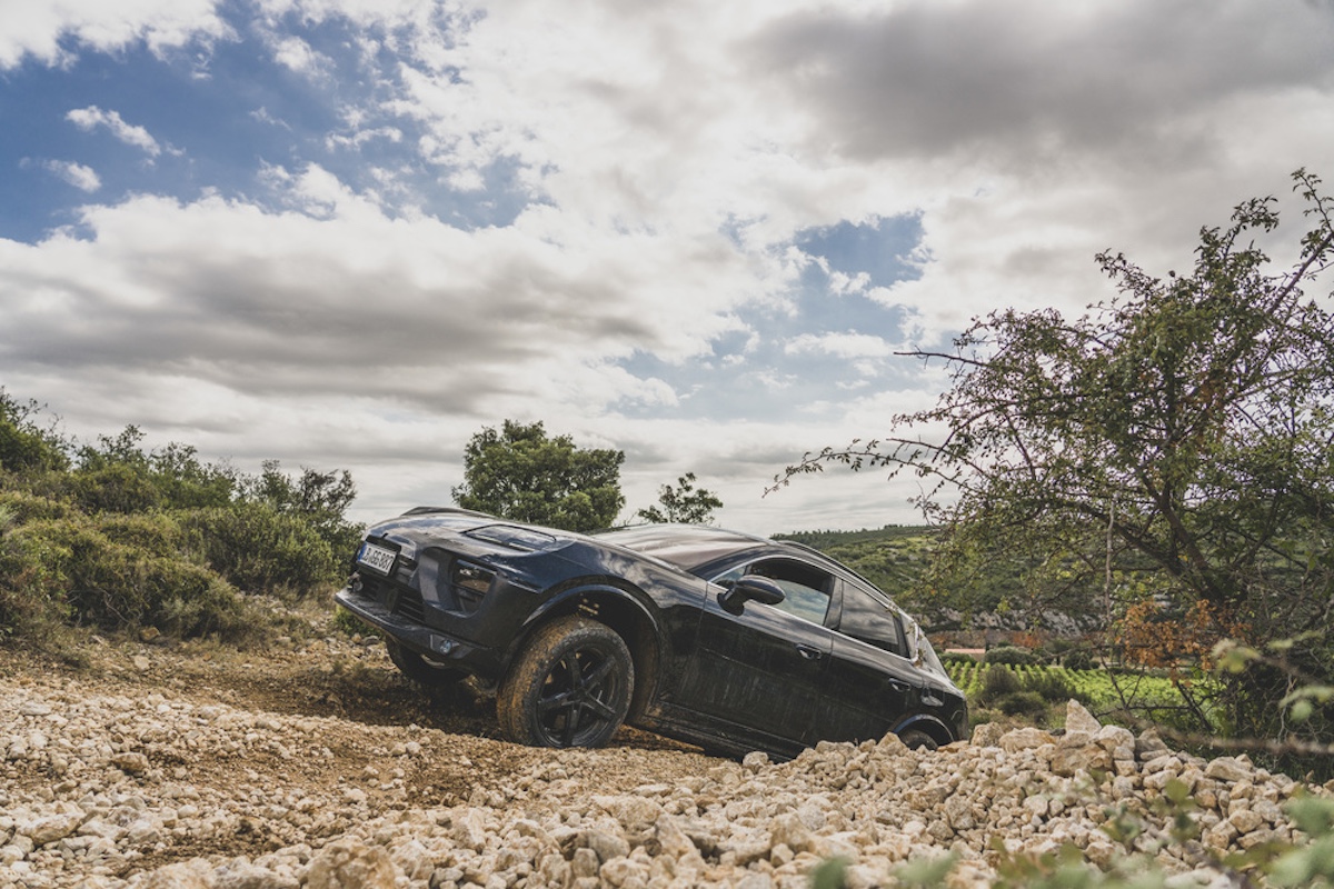 Porsche, ultimi test per la Macan completamente elettrica