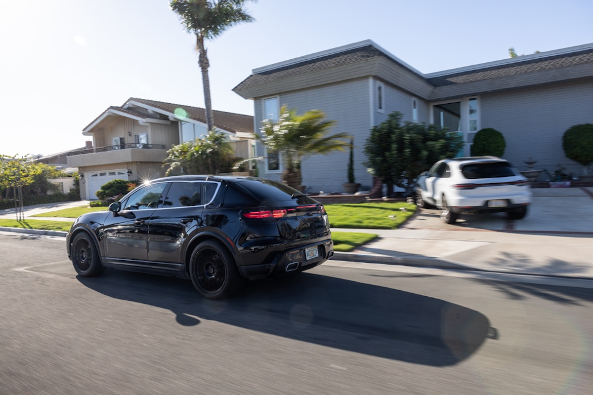 Porsche, ultimi test per la Macan completamente elettrica