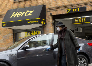 Hertz, dietrofront da flop sulle elettriche: in vendita 20mila vetture
