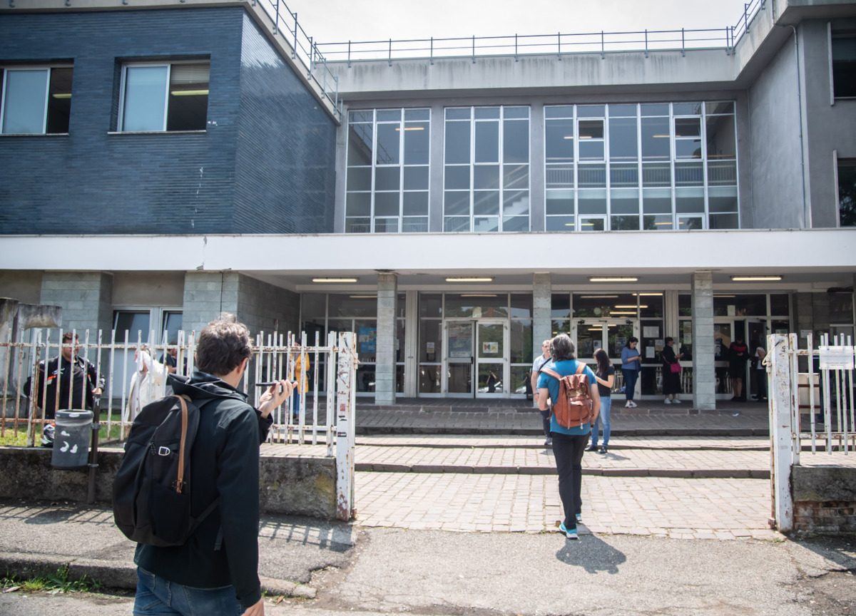Diciassettenne accoltella un compagno fuori scuola Diciassettenne accoltella un compagno fuori scuola