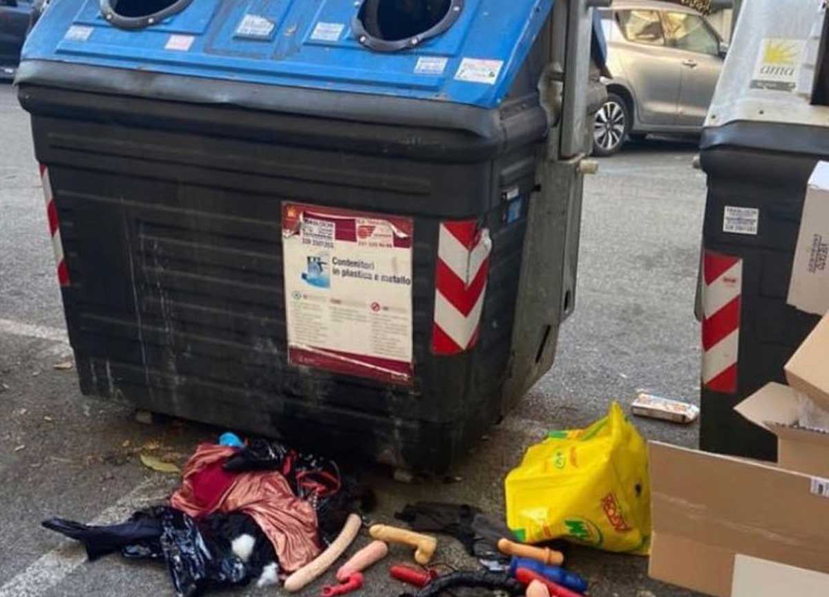 Un intero sexy shop gettato al cassonetto: spunta un cimitero dei sex toys Un intero sexy shop gettato al cassonetto: spunta un cimitero dei sex toys