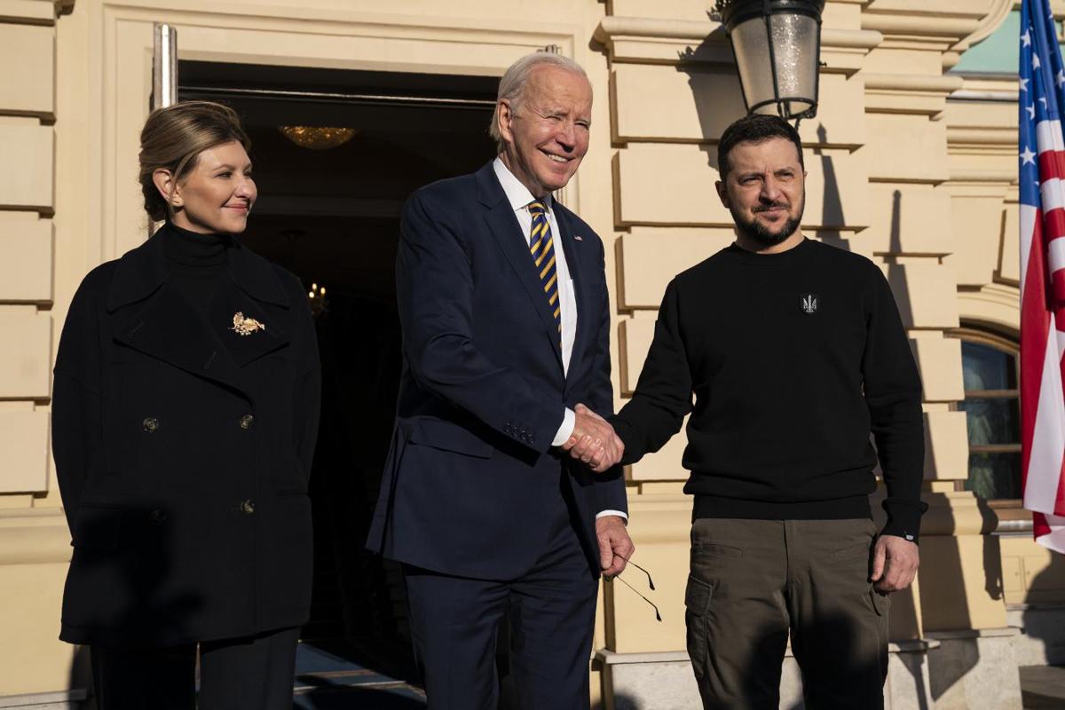Biden abbandona Zelensky al suo destino: “Fondi finiti, stop aiuti a Kiev”