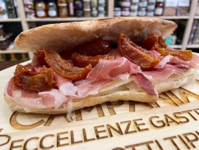 La riscoperta della salumeria: a Napoli ritornano a popolarsi le “puteche”