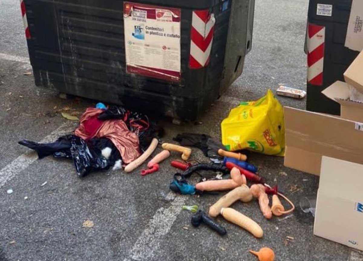 Un intero sexy shop gettato al cassonetto: spunta un cimitero dei sex toys Un intero sexy shop gettato al cassonetto: spunta un cimitero dei sex toys