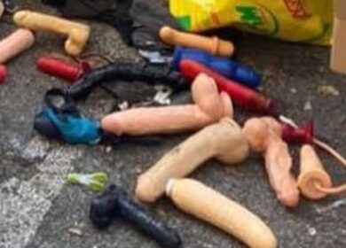 Un intero sexy shop gettato al cassonetto: spunta un cimitero dei sex toys