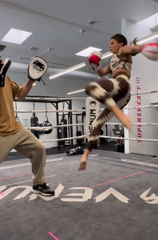 Elisabetta Canalis, completino aderentissimo… Foto-Video roventi Elisabetta Canalis, completino aderentissimo… Foto-Video roventi