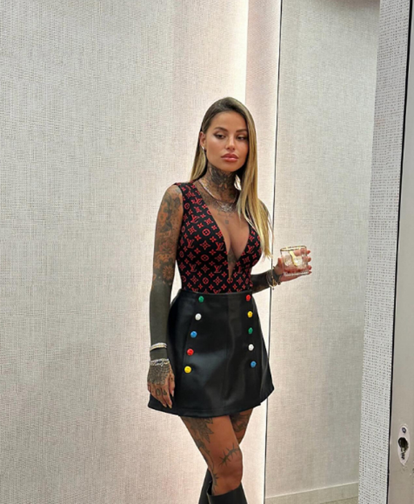 Zoe Cristofoli, scollatura mozzafiato di lady Theo Hernandez. “Capitana”. Le foto