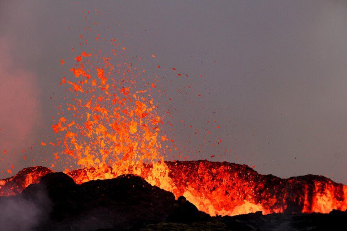 Islanda, nuova eruzione vulcanica: dichiarato lo stato d’emergenza Islanda, nuova eruzione vulcanica: dichiarato lo stato d’emergenza