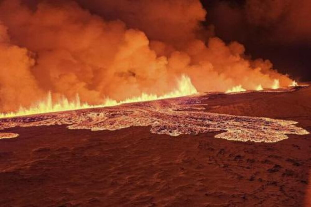 Islanda, nuova eruzione vulcanica: dichiarato lo stato d’emergenza Islanda, nuova eruzione vulcanica: dichiarato lo stato d’emergenza