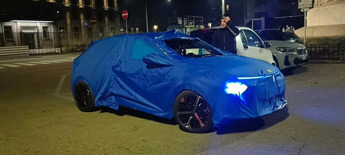Nuova Lancia Ypsilon: svelato il frontale e il video sulle strade di Milano Nuova Lancia Ypsilon: svelato il frontale e il video sulle strade di Milano