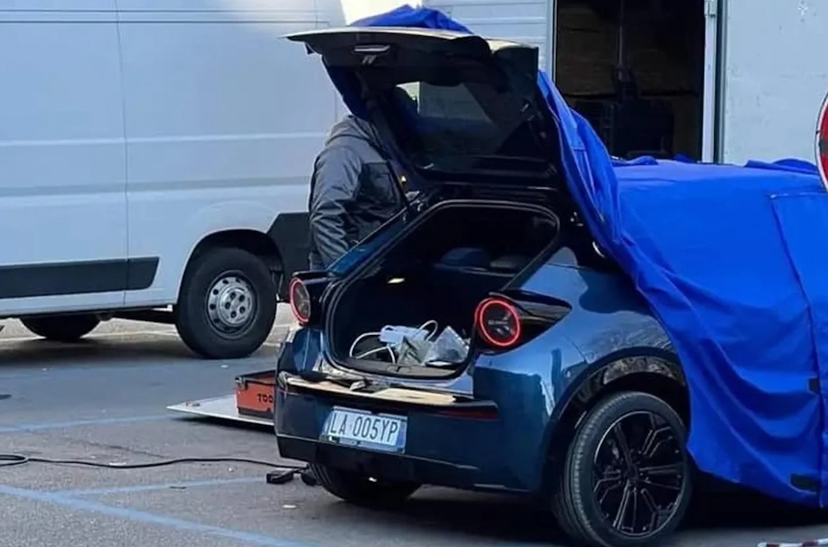 Nuova Lancia Ypsilon: svelato il frontale e il video sulle strade di Milano Nuova Lancia Ypsilon: svelato il frontale e il video sulle strade di Milano