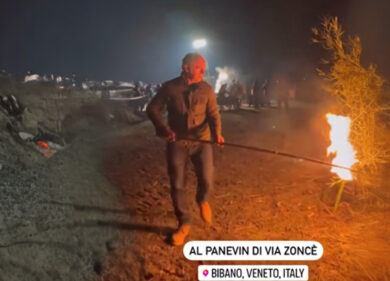 Zaia accende il “Panevin”, tradizionale pira propiziatoria del nuovo anno, a Godega di Sant’Urbano