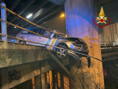 Auto sfonda il guardrail e resta in bilico sul cavalcavia. La FOTO incredibile