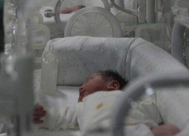 “Mi ha preso un dito”. Torino, l’uomo che ha salvato un neonato abbandonato