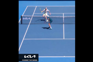 Tsitsipas vola sopra la rete, il punto che infiamma l’Australian Open 2024