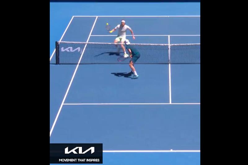 Tsitsipas vola sopra la rete, il punto che infiamma l’Australian Open 2024 Tsitsipas vola sopra la rete, il punto che infiamma l’Australian Open 2024