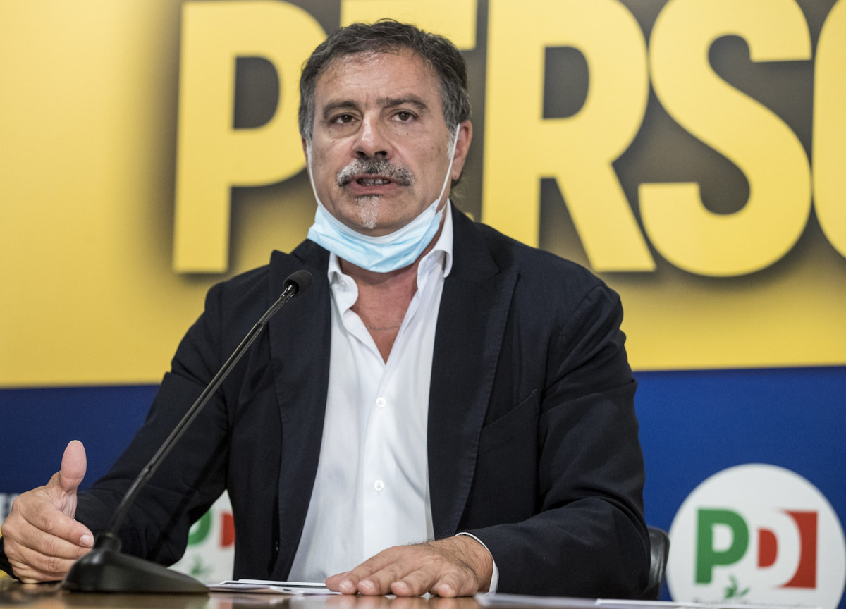 Pd, in manette l’ex braccio destro di Zingaretti Oddati, ora con De Luca Pd, in manette l’ex braccio destro di Zingaretti Oddati, ora con De Luca