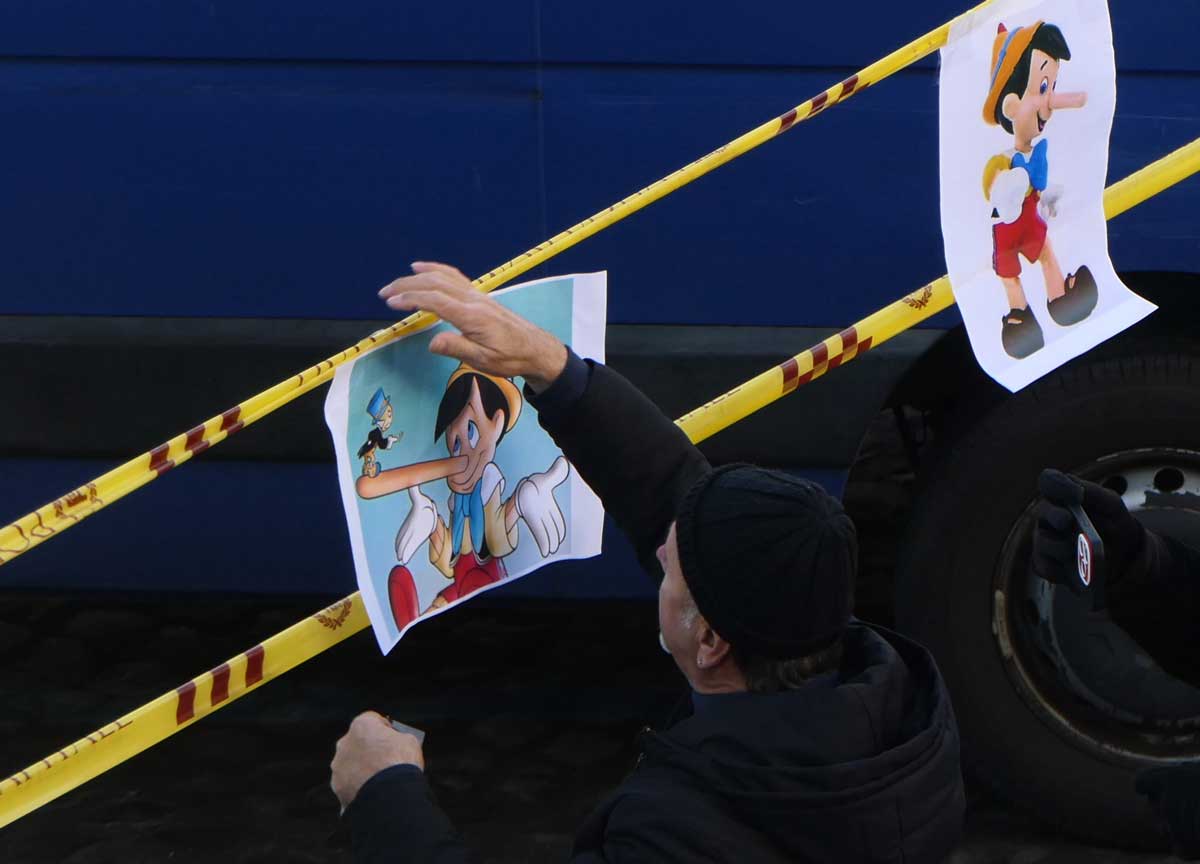 Commercio, l’assedio degli ambulanti: spuntano i manifesti di Pinocchio
