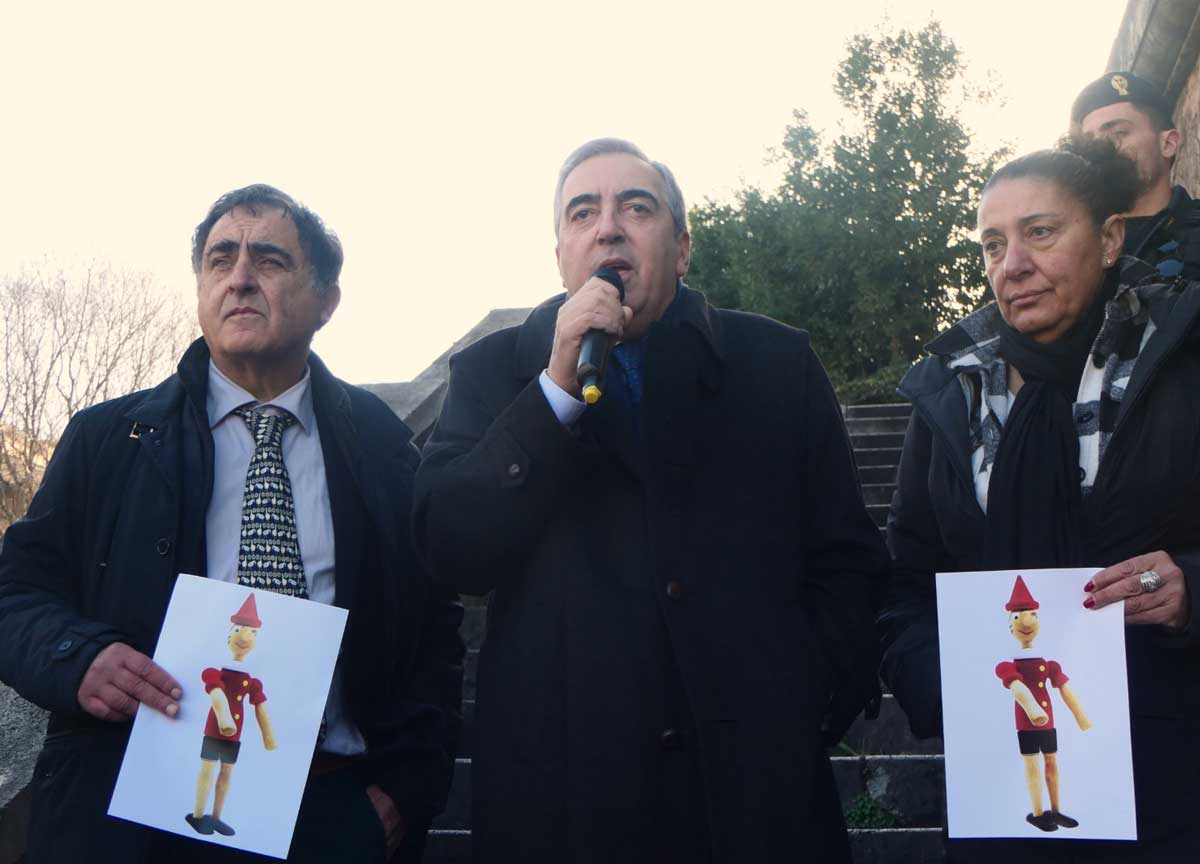 Commercio, l’assedio degli ambulanti: spuntano i manifesti di Pinocchio