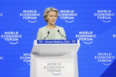 Davos, von der Leyen: “Mosca sta fallendo, ma a Kiev servono fondi”