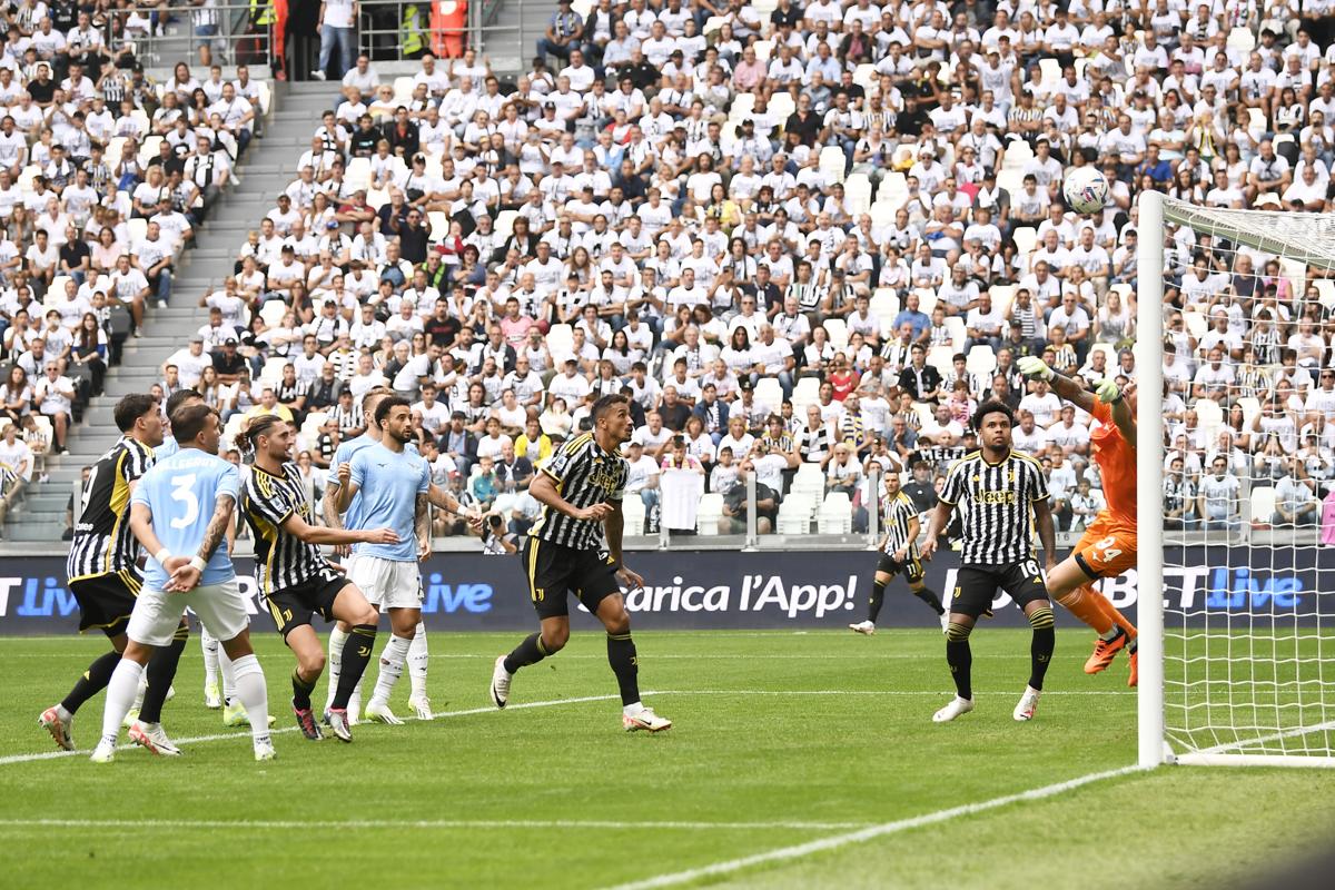 Calciomercato Juventus, colpo Giuntoli: a parametro zero dalla Lazio! Calciomercato Juventus, colpo Giuntoli: a parametro zero dalla Lazio!