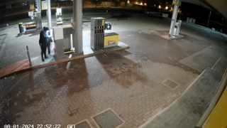 Ecco come i ladri “smontano” i bancomat dei distributori per clonare le carte