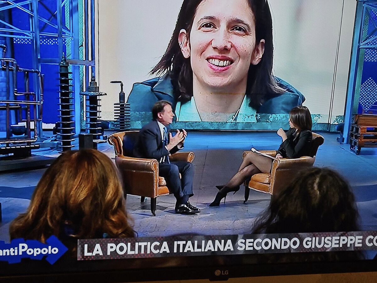 Avanti Popolo, flop di ascolti. De Girolamo sfodera l’arma segreta: ecco quale Avanti Popolo, flop di ascolti. De Girolamo sfodera l’arma segreta: ecco quale