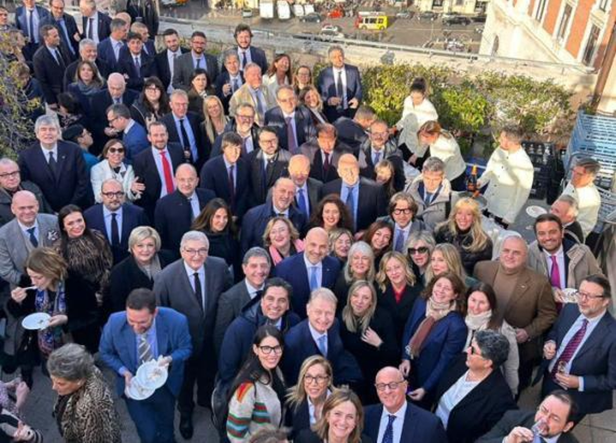 Meloni festeggia il compleanno in terrazza: party a Roma con i deputati di FdI Meloni festeggia il compleanno in terrazza: party a Roma con i deputati di FdI