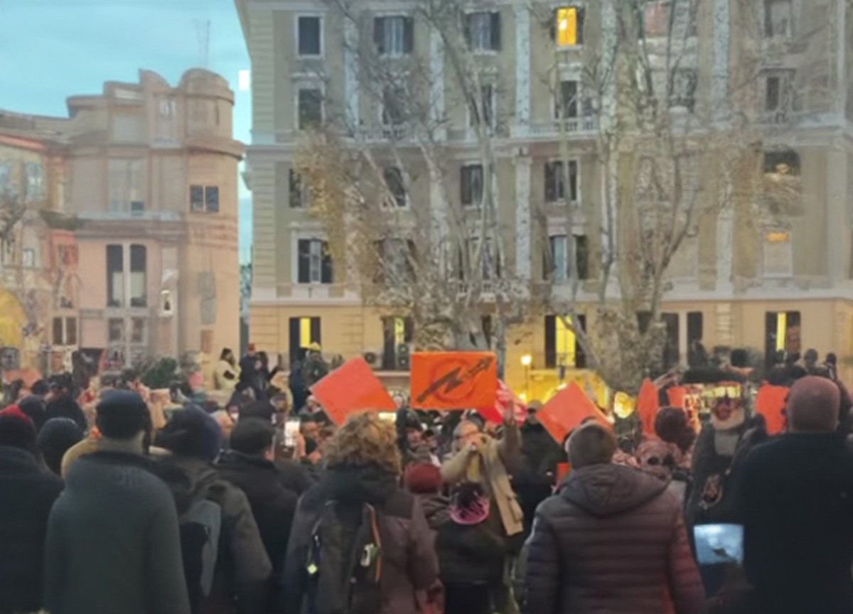 Galleria foto 'Salvini insultato sotto il ministero. I “No Tutto” diffamano e calunniano' - foto 1