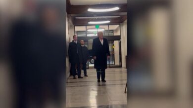 Donald Trump barcolla al rientro in hotel in Iowa, il video diventa virale