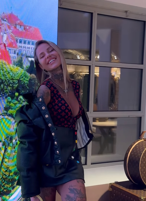 Theo Hernandez, la scollatura di Zoe Cristofoli spettacolare come il gol di Milan-Roma