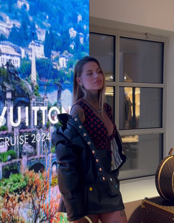 Theo Hernandez, la scollatura di Zoe Cristofoli spettacolare come il gol di Milan-Roma