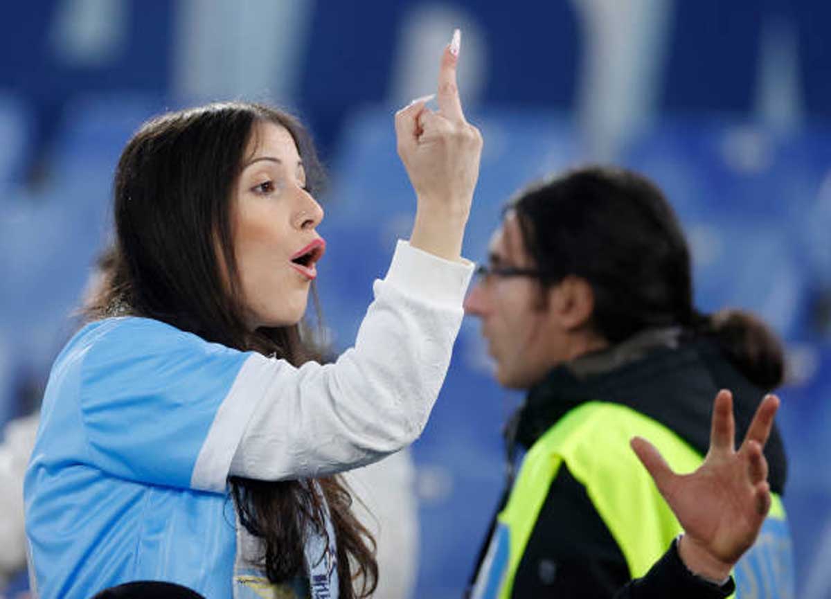 Derby, puntava il laser contro i calciatori in campo: identificato un 53enne Derby, puntava il laser contro i calciatori in campo: identificato un 53enne
