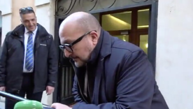 “Si sente antifascista?”, Sangiuliano spazientito afferra il microfono e…