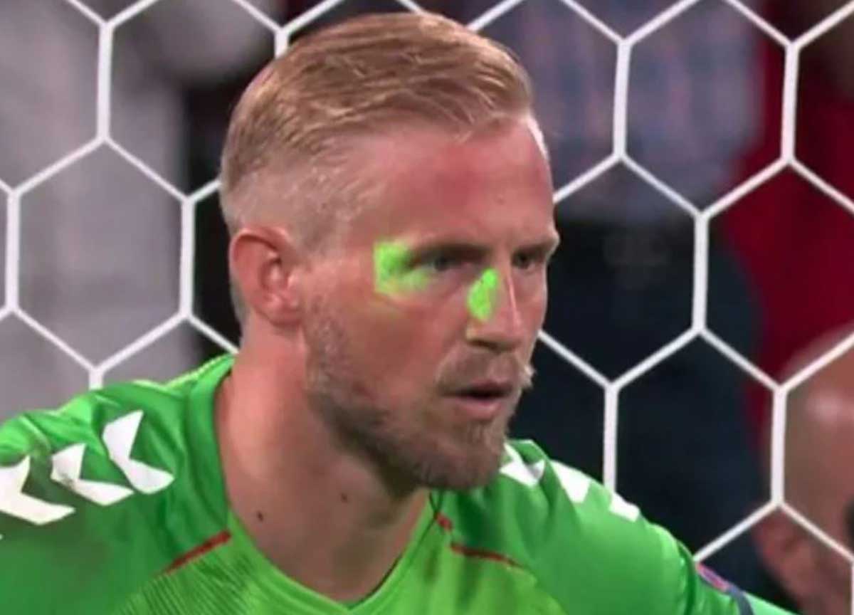 Derby, puntava il laser contro i calciatori in campo: identificato un 53enne Derby, puntava il laser contro i calciatori in campo: identificato un 53enne