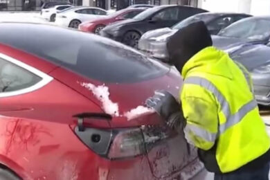 Il grande freddo blocca le Tesla: a Chicago cimitero di auto elettriche- FOTO
