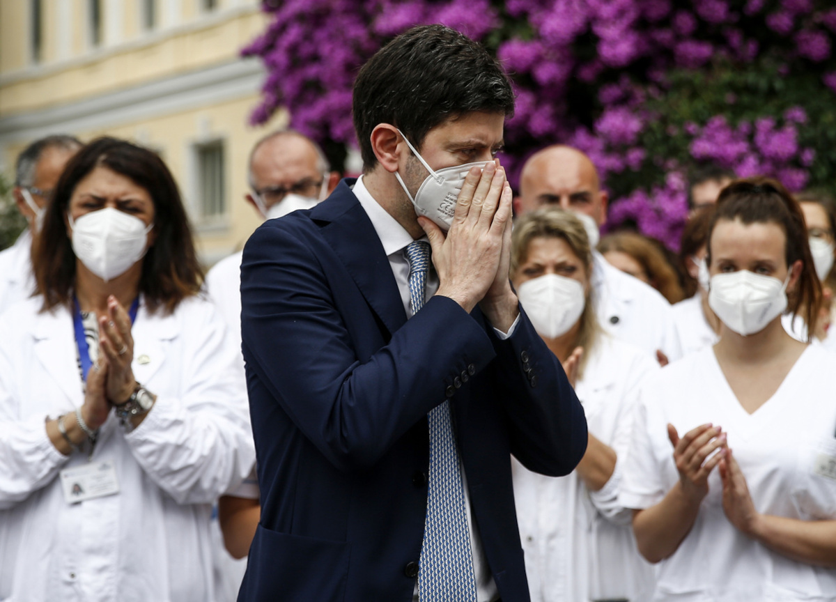 Speranza, “Perchè guariremo”. Il libro sul Covid, ritirato nel 2020, esce ora Speranza, “Perchè guariremo”. Il libro sul Covid, ritirato nel 2020, esce ora