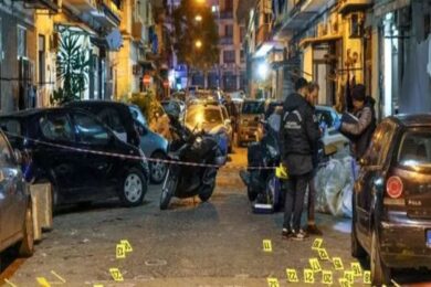 Napoli, oltre 80 spari in strada. Ferito un giovane e un passante, 5 fermi
