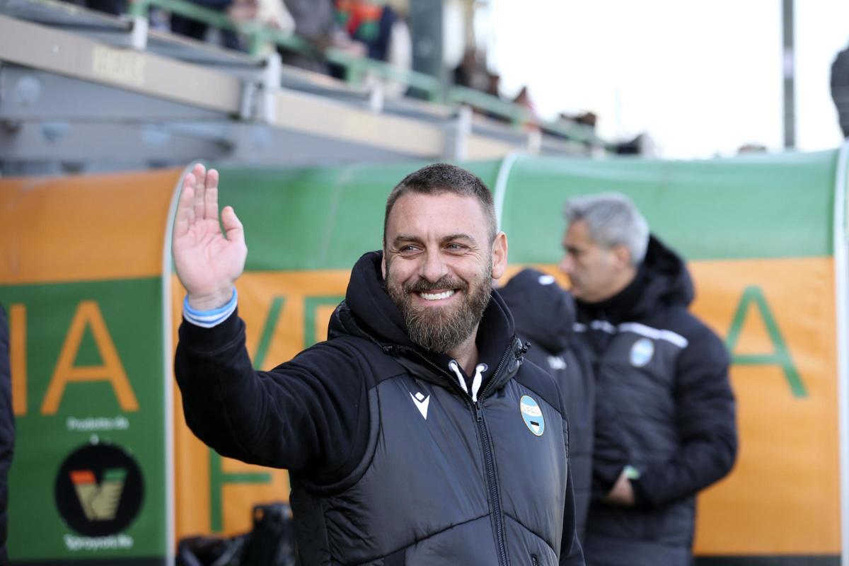 Roma, il messaggio di De Rossi a Mourinho dopo l’esonero. Mentre Totti… Roma, il messaggio di De Rossi a Mourinho dopo l’esonero. Mentre Totti…