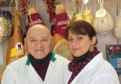 Busti e calendari di Mussolini, ecco la salumeria tempio del fascismo