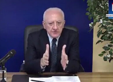 De Luca: “Governo Meloni è nemico del Sud. Lunedì denuncio Fitto”