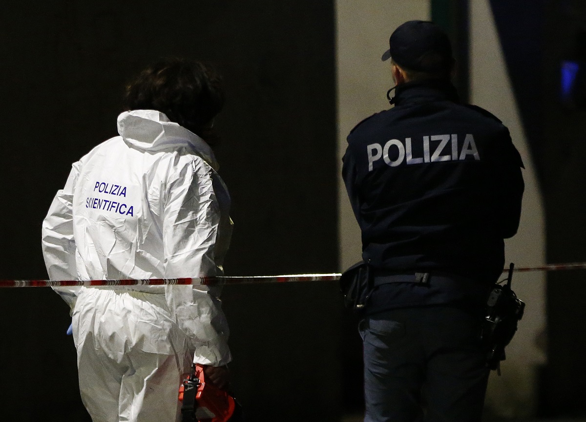 Napoli, i killer entrano in casa per ucciderlo: si lancia dal balcone e muore Napoli, i killer entrano in casa per ucciderlo: si lancia dal balcone e muore