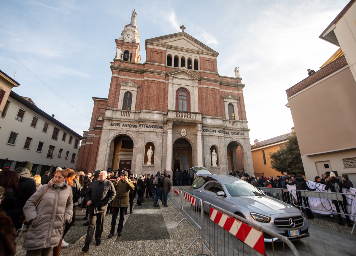 Ristoratrice morta, in mille ai funerali di Giovanna Pedretti. FOTO Ristoratrice morta, in mille ai funerali di Giovanna Pedretti. FOTO