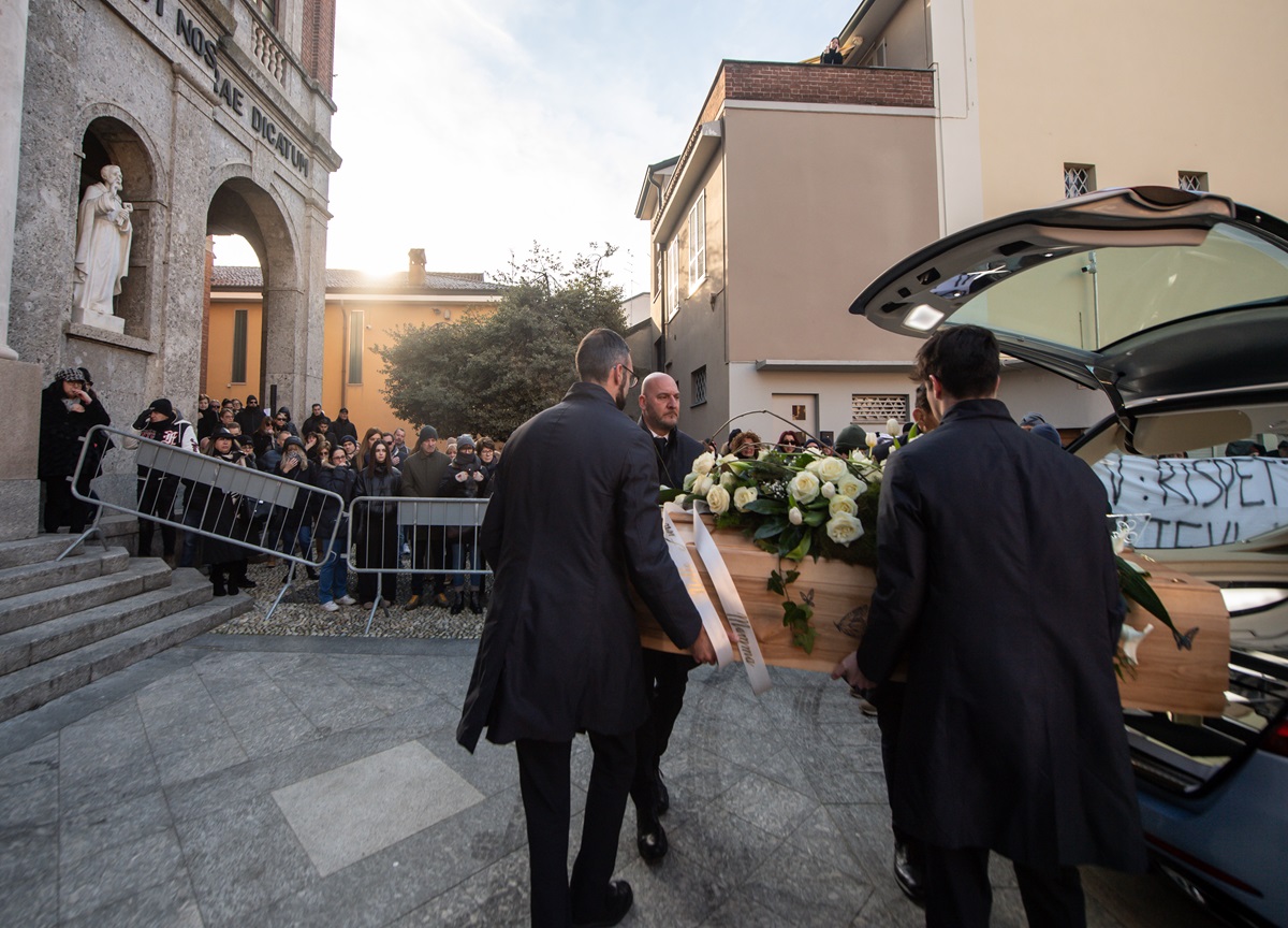 Ristoratrice morta, in mille ai funerali di Giovanna Pedretti. FOTO Ristoratrice morta, in mille ai funerali di Giovanna Pedretti. FOTO