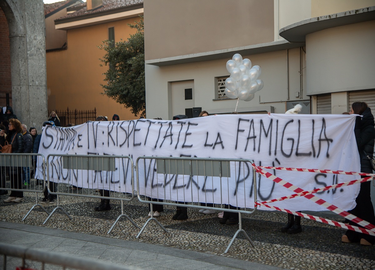 Ristoratrice morta, in mille ai funerali di Giovanna Pedretti. FOTO Ristoratrice morta, in mille ai funerali di Giovanna Pedretti. FOTO