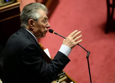 Renzo Bossi si è sposato. “Trota” ha mollato la politica, ora vende formaggi