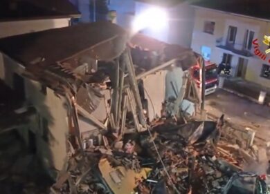 Crolla una palazzina nel Modenese: soccorsa una donna sotto le macerie